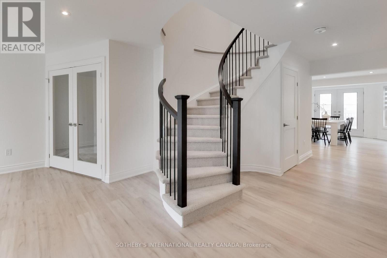 1124 Lansdown Drive, Oakville, Ontario  L6J 7N7 - Photo 3 - W13018156