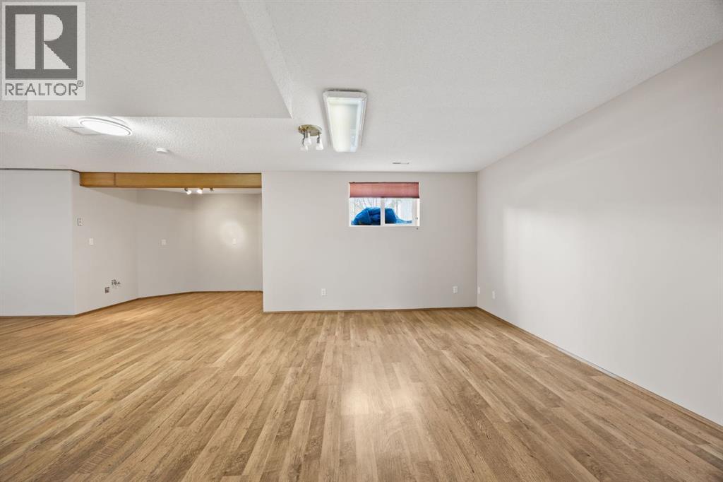 119 Valley Glen Bay Nw, Calgary, Alberta  T3B 5P9 - Photo 32 - A2303270