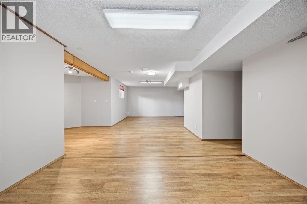 119 Valley Glen Bay Nw, Calgary, Alberta  T3B 5P9 - Photo 35 - A2303270