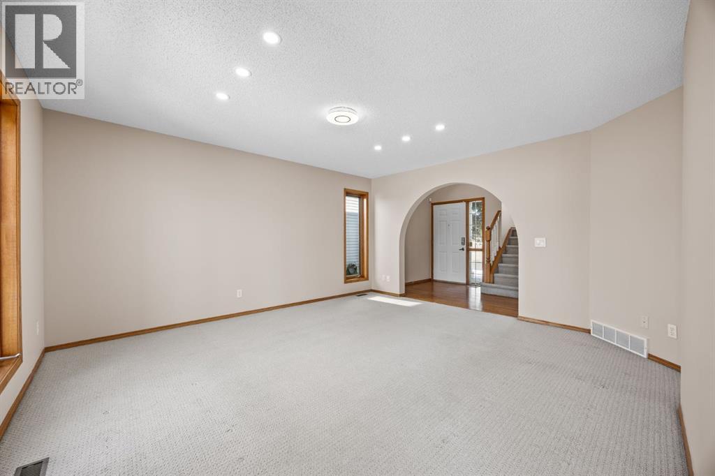 119 Valley Glen Bay Nw, Calgary, Alberta  T3B 5P9 - Photo 5 - A2303270