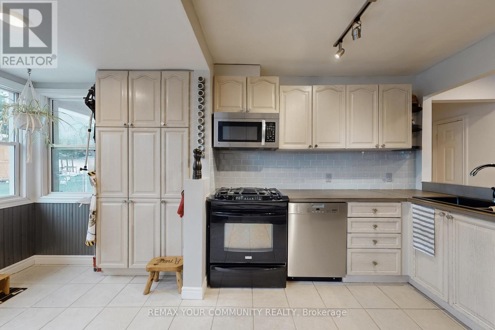 8 Victor Drive, Whitchurch-Stouffville, Ontario  L4A 3G5 - Photo 10 - N12811330