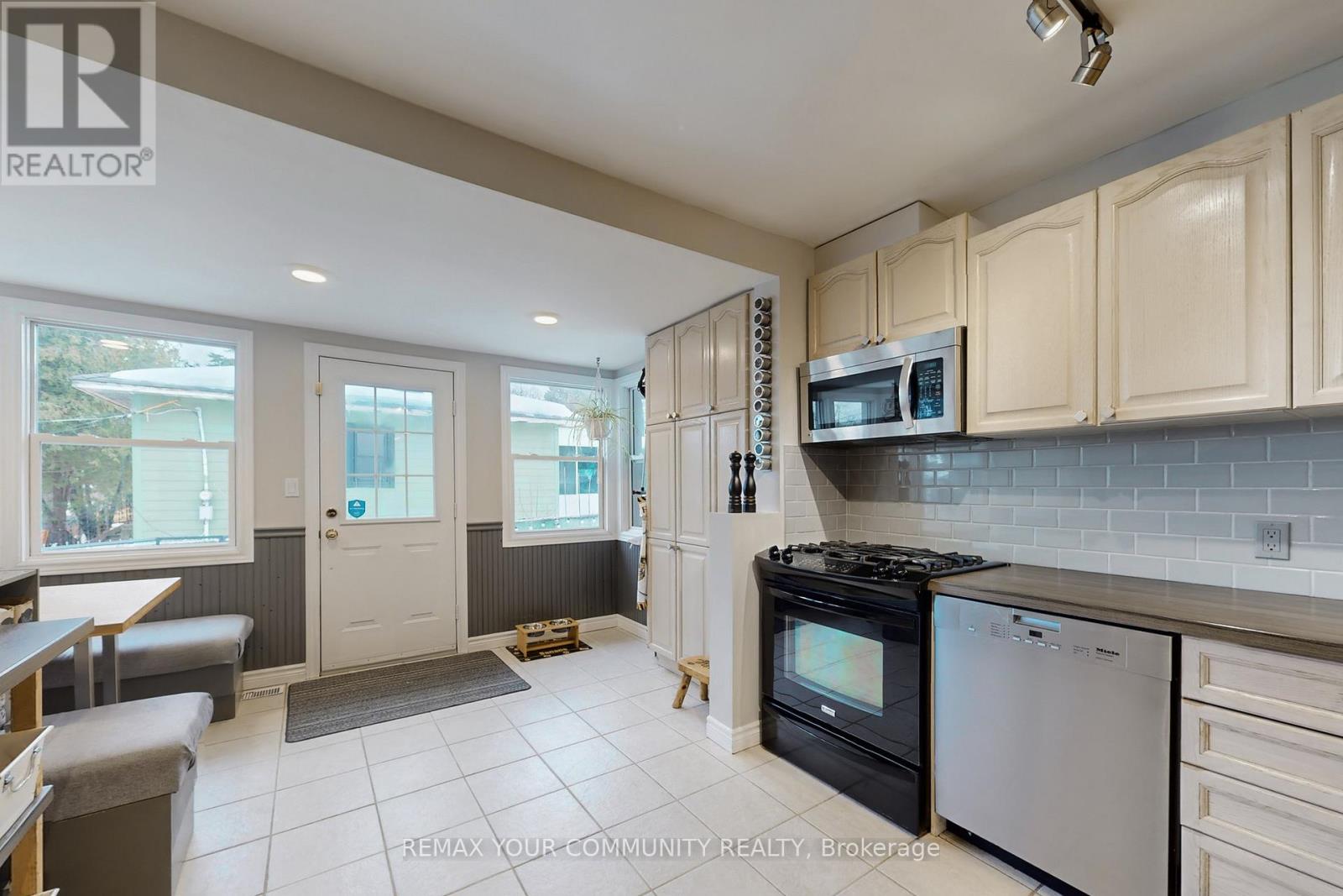 8 Victor Drive, Whitchurch-Stouffville, Ontario  L4A 3G5 - Photo 11 - N12811330