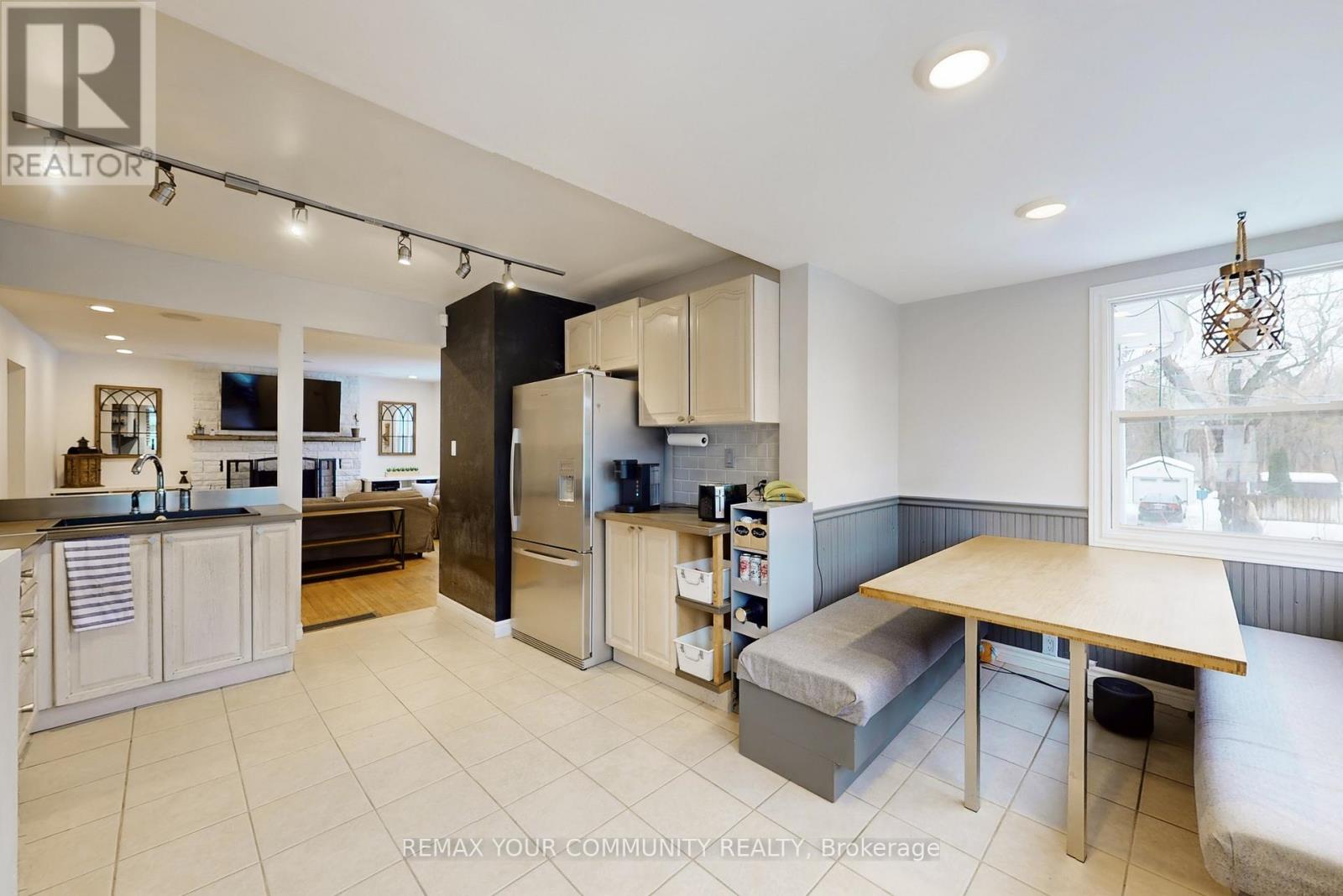 8 Victor Drive, Whitchurch-Stouffville, Ontario  L4A 3G5 - Photo 12 - N12811330