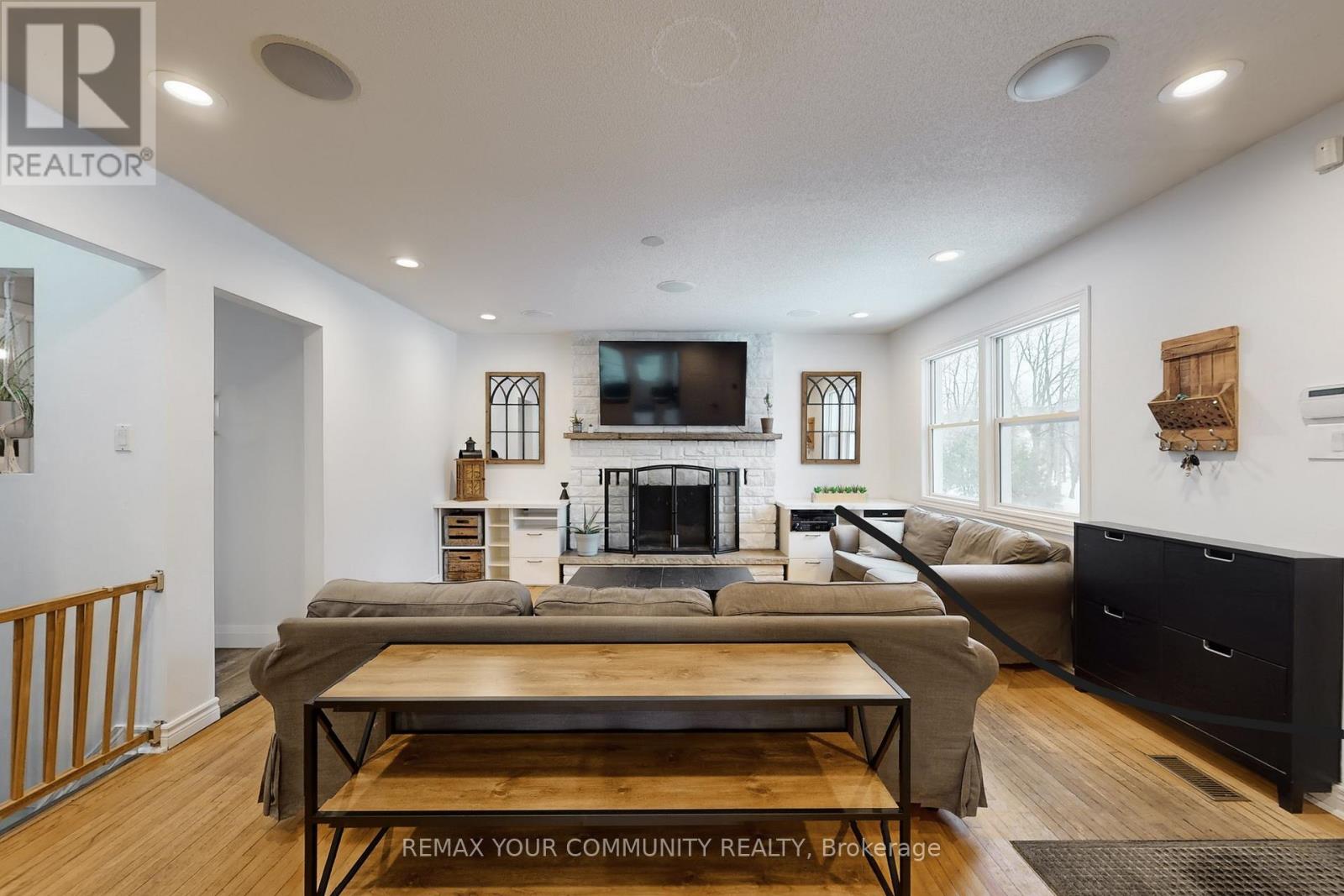 8 Victor Drive, Whitchurch-Stouffville, Ontario  L4A 3G5 - Photo 4 - N12811330