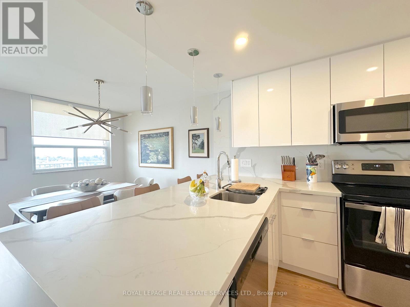 1201 - 125 Forsythe Street, Oakville, Ontario  L6K 3K1 - Photo 3 - W13018234