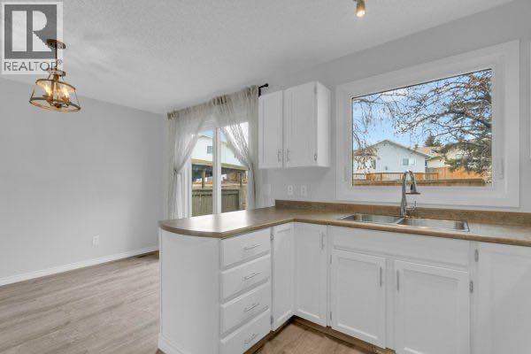 220 Cedarbrook Bay SW, Calgary, Alberta  T2W 4R4 - Photo 7 - A2301638