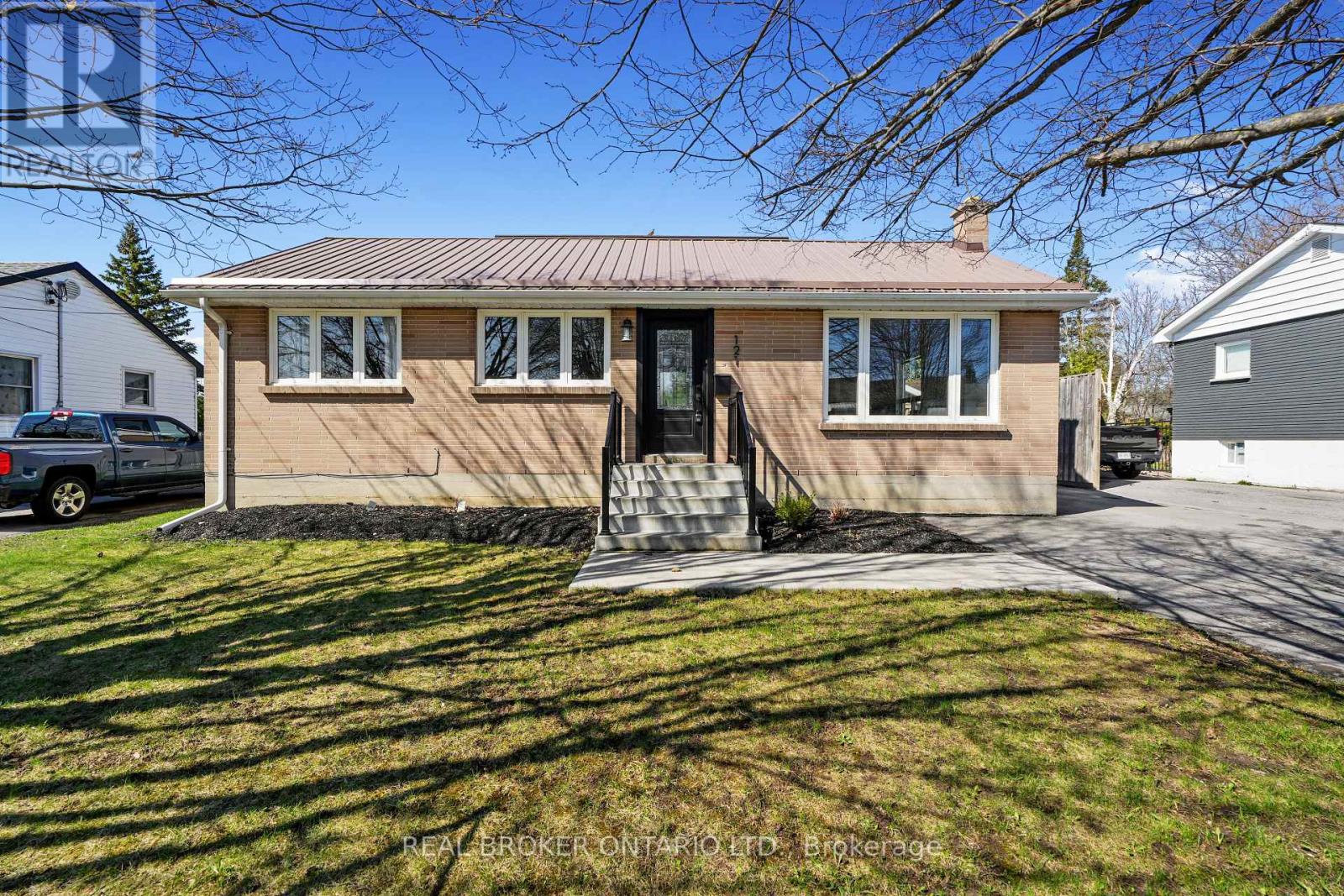 121 GOODFELLOW ROAD E, Peterborough, Ontario