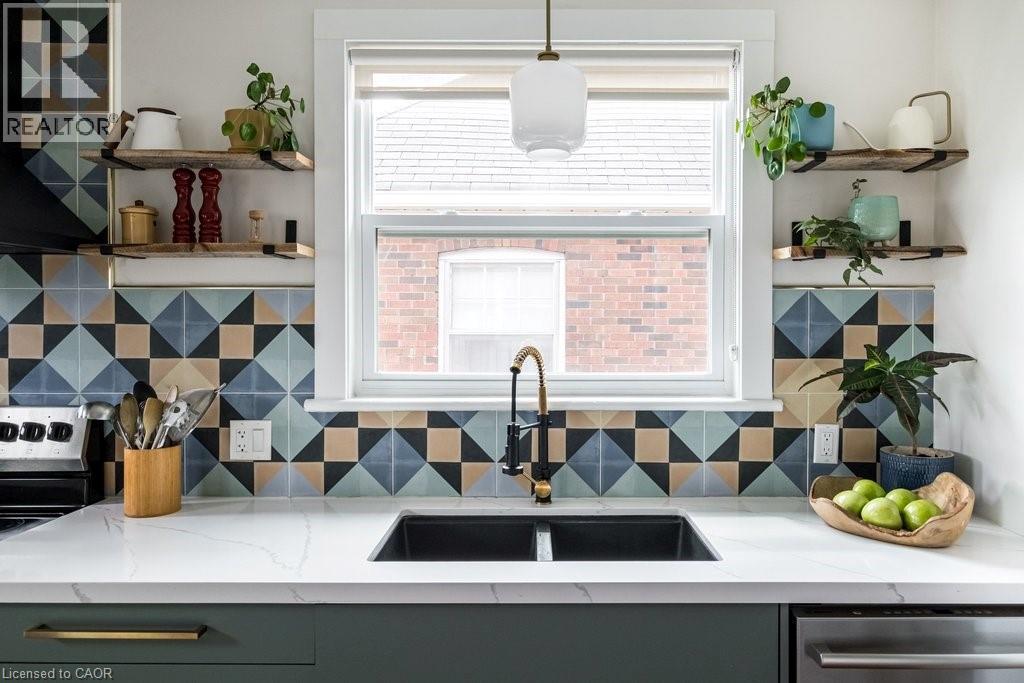 48 Longwood Road S, Hamilton, Ontario  L8S 1S5 - Photo 2 - 40821464