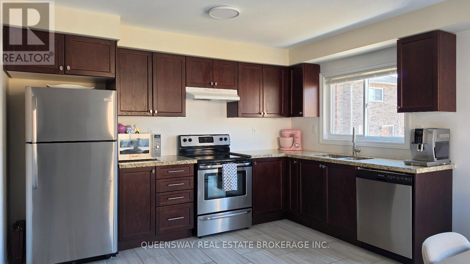 92 Markham Trail, Clarington, Ontario  L1C 0S4 - Photo 4 - E13018454