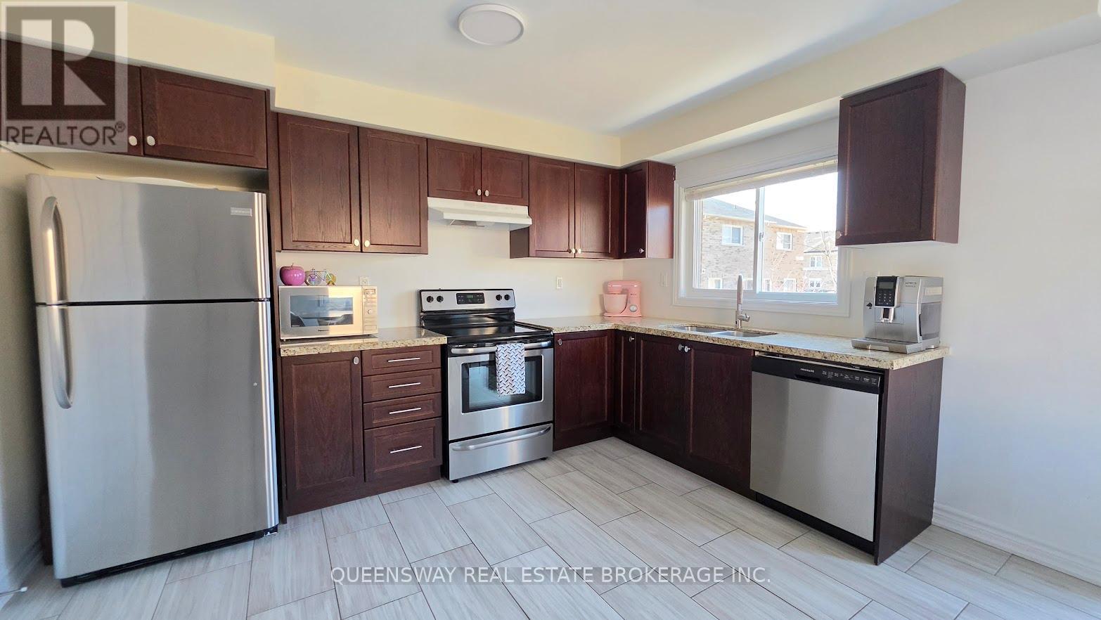 92 Markham Trail, Clarington, Ontario  L1C 0S4 - Photo 5 - E13018454