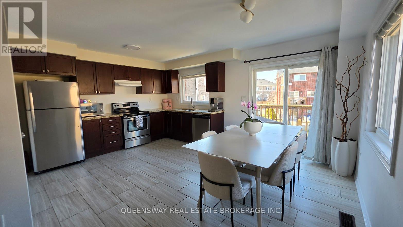 92 Markham Trail, Clarington, Ontario  L1C 0S4 - Photo 7 - E13018454