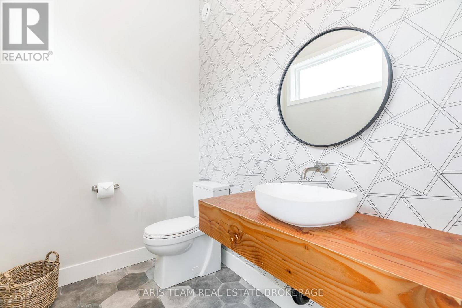 202 Kempenfelt Drive, Barrie, Ontario  L4M 1C3 - Photo 21 - S13018404