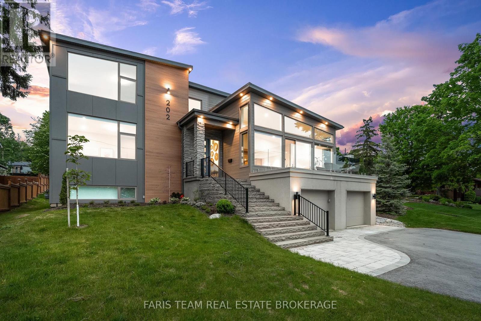 202 Kempenfelt Drive, Barrie, Ontario  L4M 1C3 - Photo 3 - S13018404