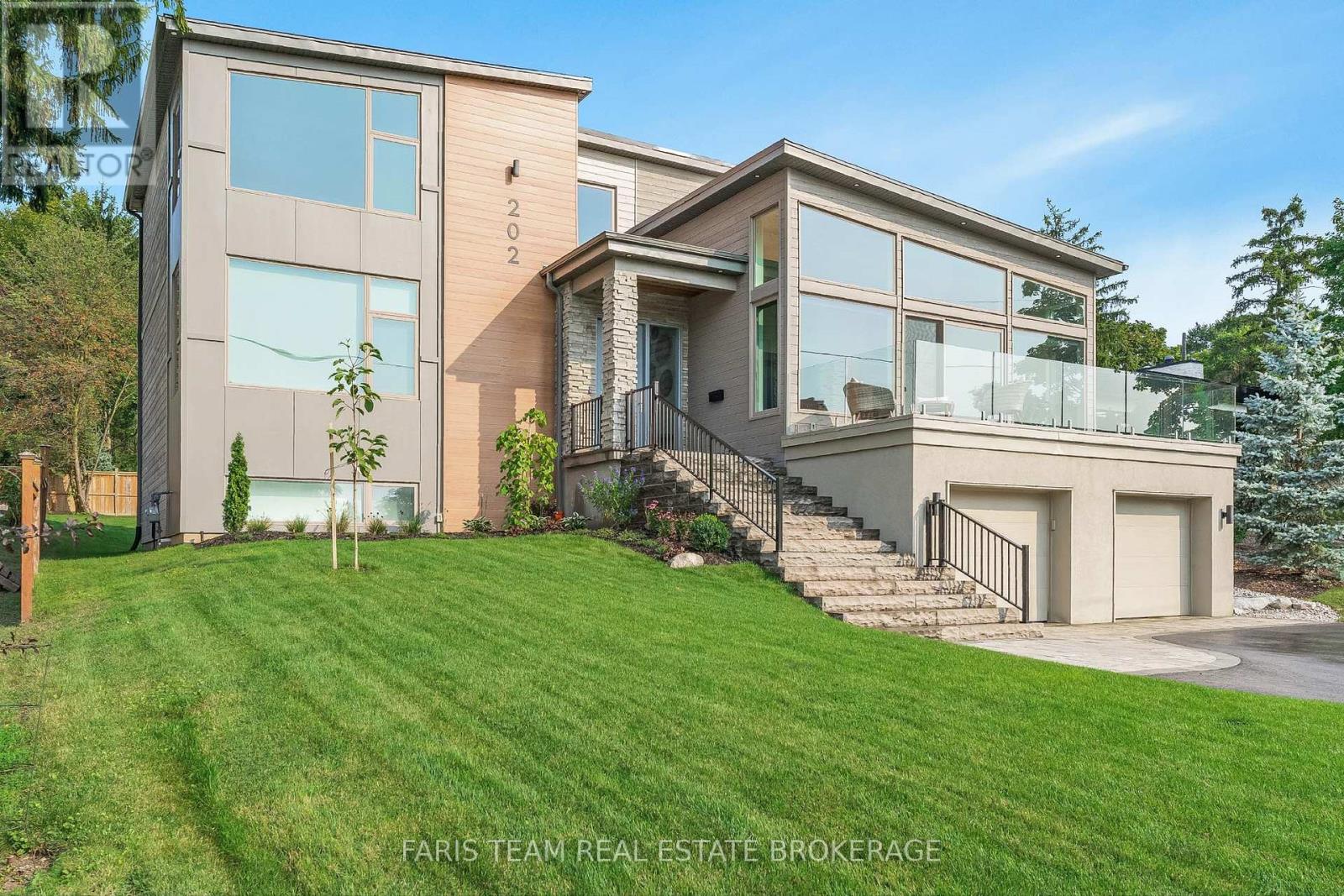 202 Kempenfelt Drive, Barrie, Ontario  L4M 1C3 - Photo 4 - S13018404