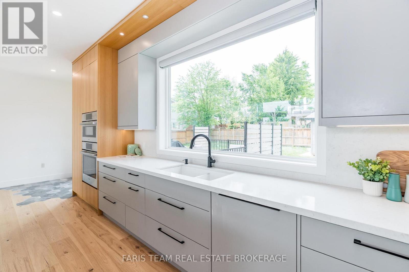 202 Kempenfelt Drive, Barrie, Ontario  L4M 1C3 - Photo 7 - S13018404