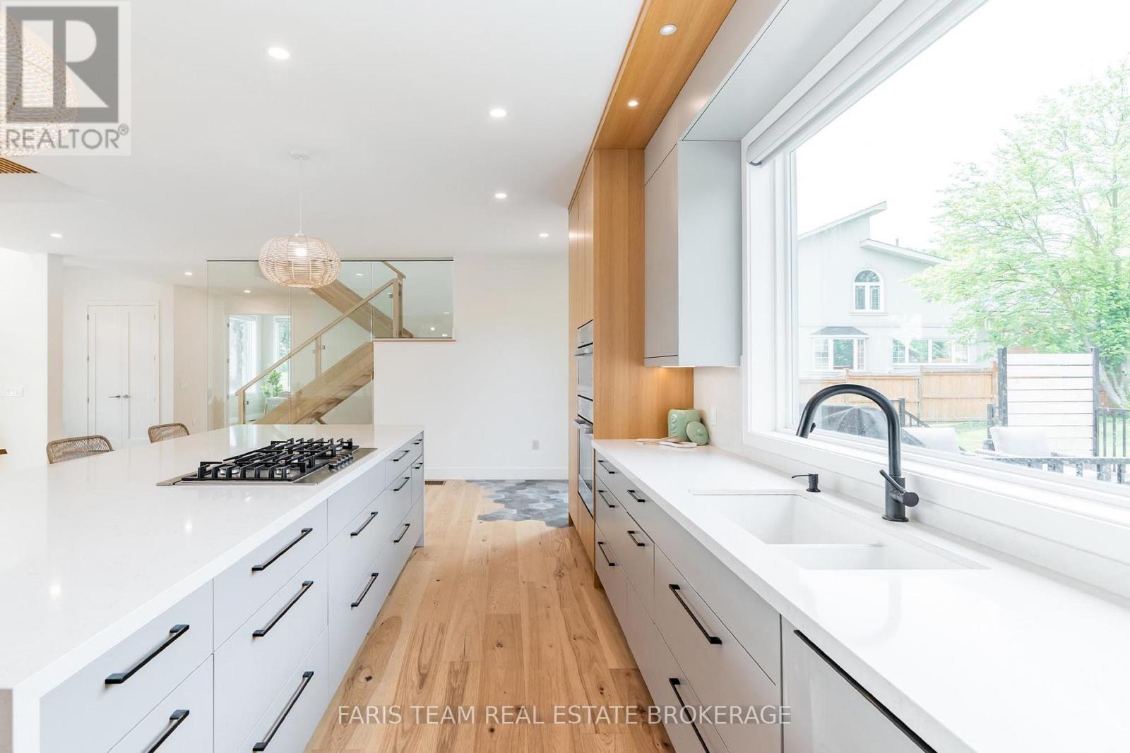 202 Kempenfelt Drive, Barrie, Ontario  L4M 1C3 - Photo 8 - S13018404