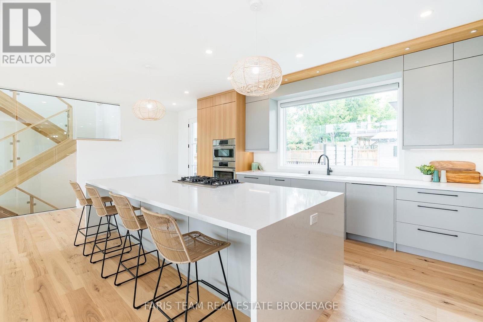 202 Kempenfelt Drive, Barrie, Ontario  L4M 1C3 - Photo 9 - S13018404