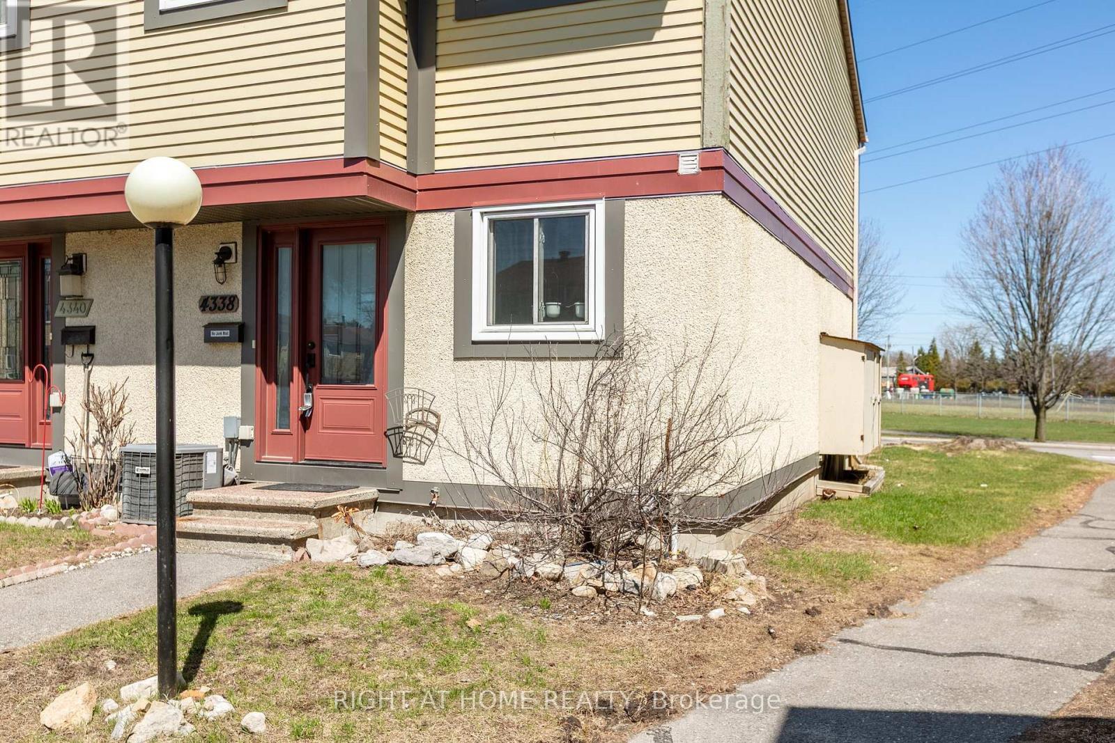 4338 Meadowvale Lane, Ottawa, Ontario  K1B 5A2 - Photo 2 - X12895238