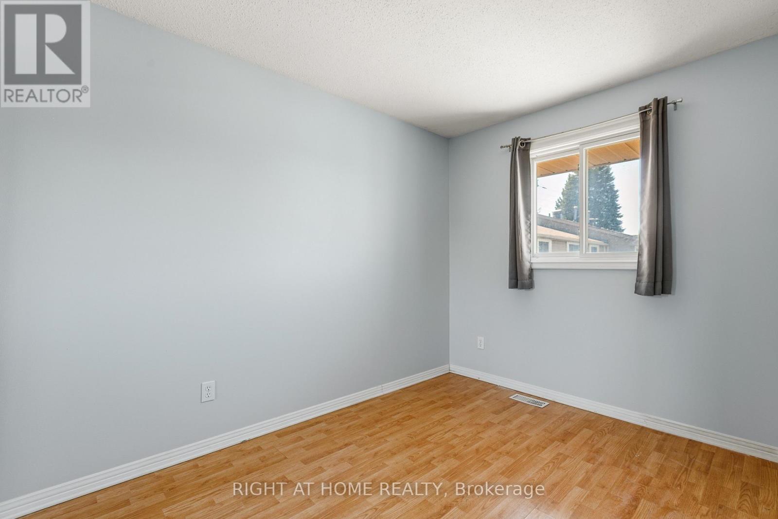 4338 Meadowvale Lane, Ottawa, Ontario  K1B 5A2 - Photo 13 - X12895238