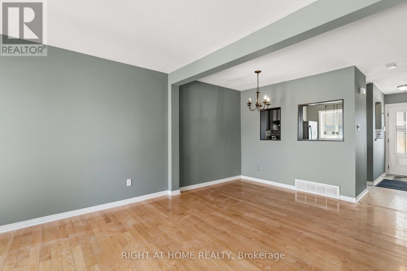 4338 Meadowvale Lane, Ottawa, Ontario  K1B 5A2 - Photo 3 - X12895238