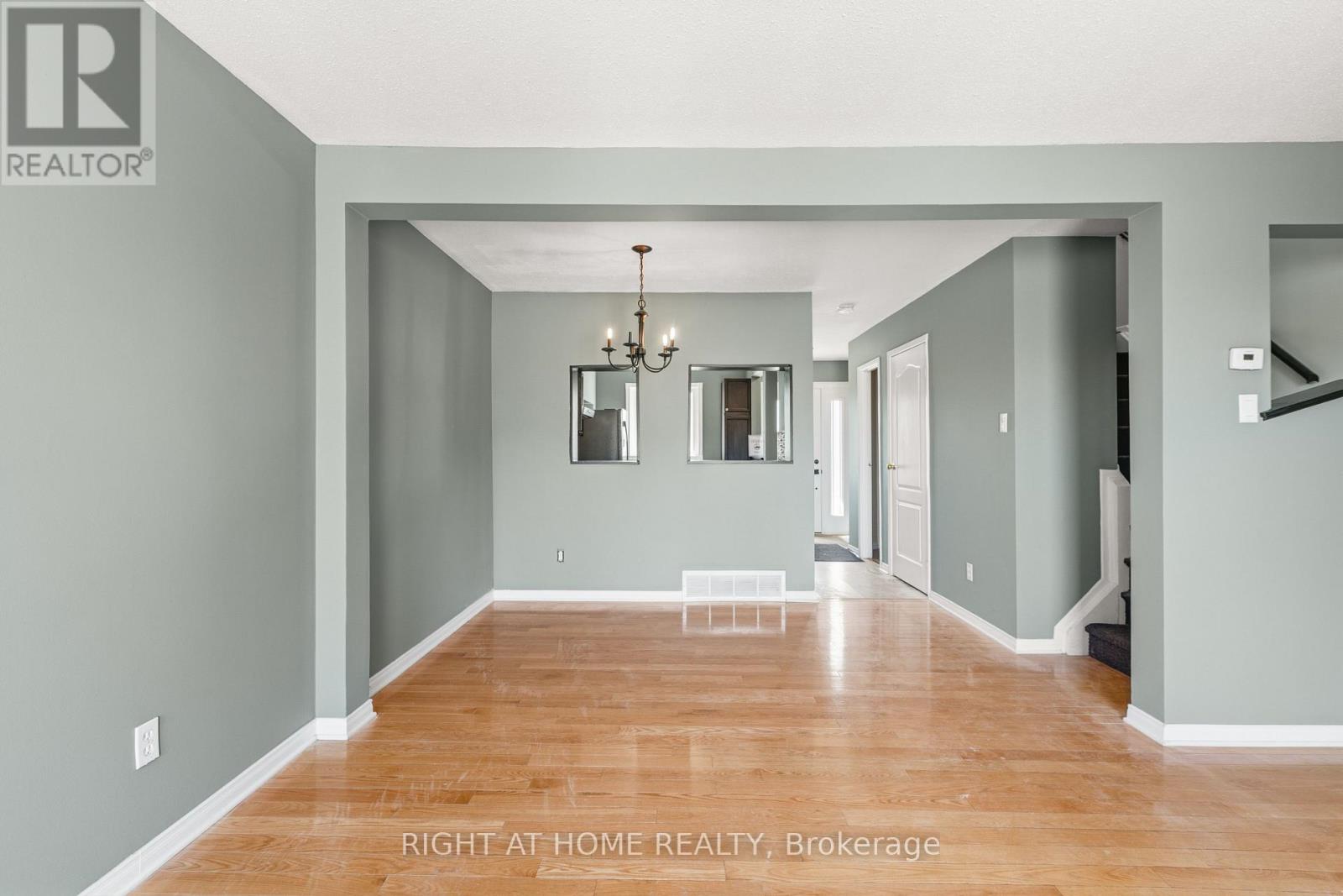 4338 Meadowvale Lane, Ottawa, Ontario  K1B 5A2 - Photo 4 - X12895238