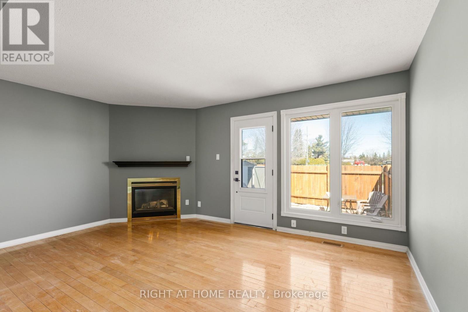 4338 Meadowvale Lane, Ottawa, Ontario  K1B 5A2 - Photo 6 - X12895238