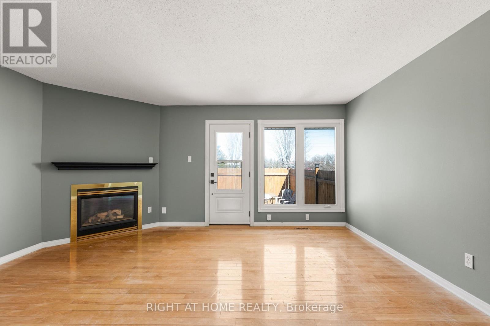 4338 Meadowvale Lane, Ottawa, Ontario  K1B 5A2 - Photo 5 - X12895238