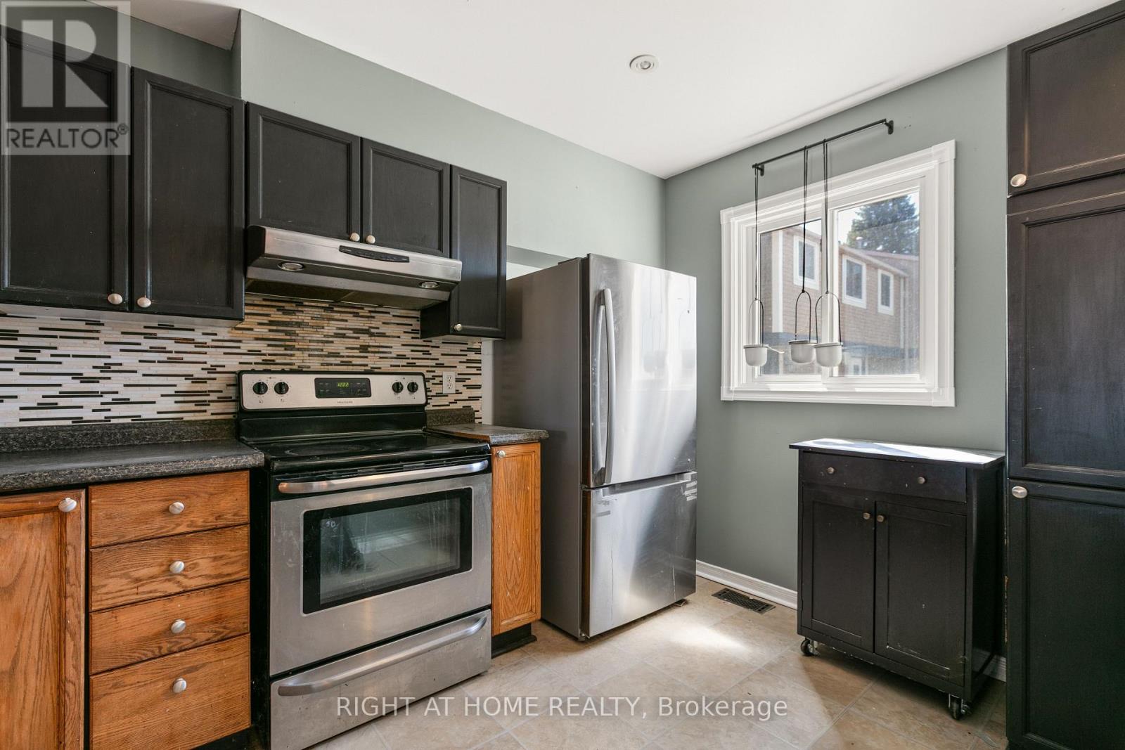 4338 Meadowvale Lane, Ottawa, Ontario  K1B 5A2 - Photo 8 - X12895238