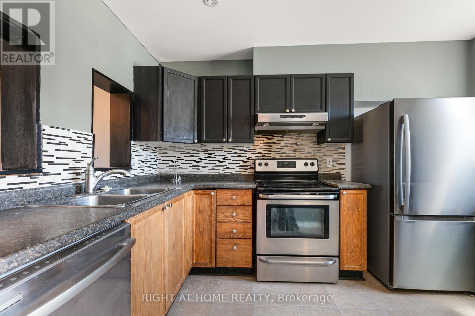 4338 Meadowvale Lane, Ottawa, Ontario  K1B 5A2 - Photo 7 - X12895238