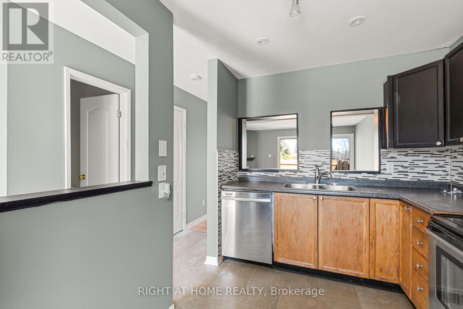 4338 Meadowvale Lane, Ottawa, Ontario  K1B 5A2 - Photo 9 - X12895238