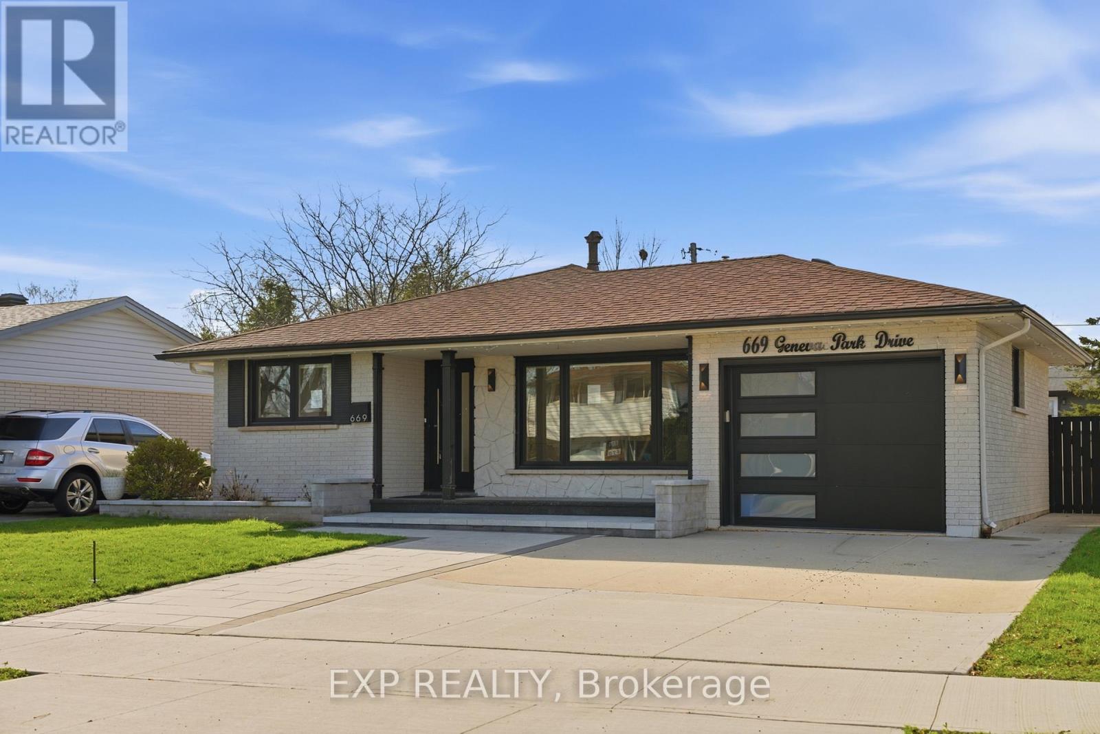 669 Geneva Park Drive, Burlington, Ontario  L7N 3C2 - Photo 2 - W13018374