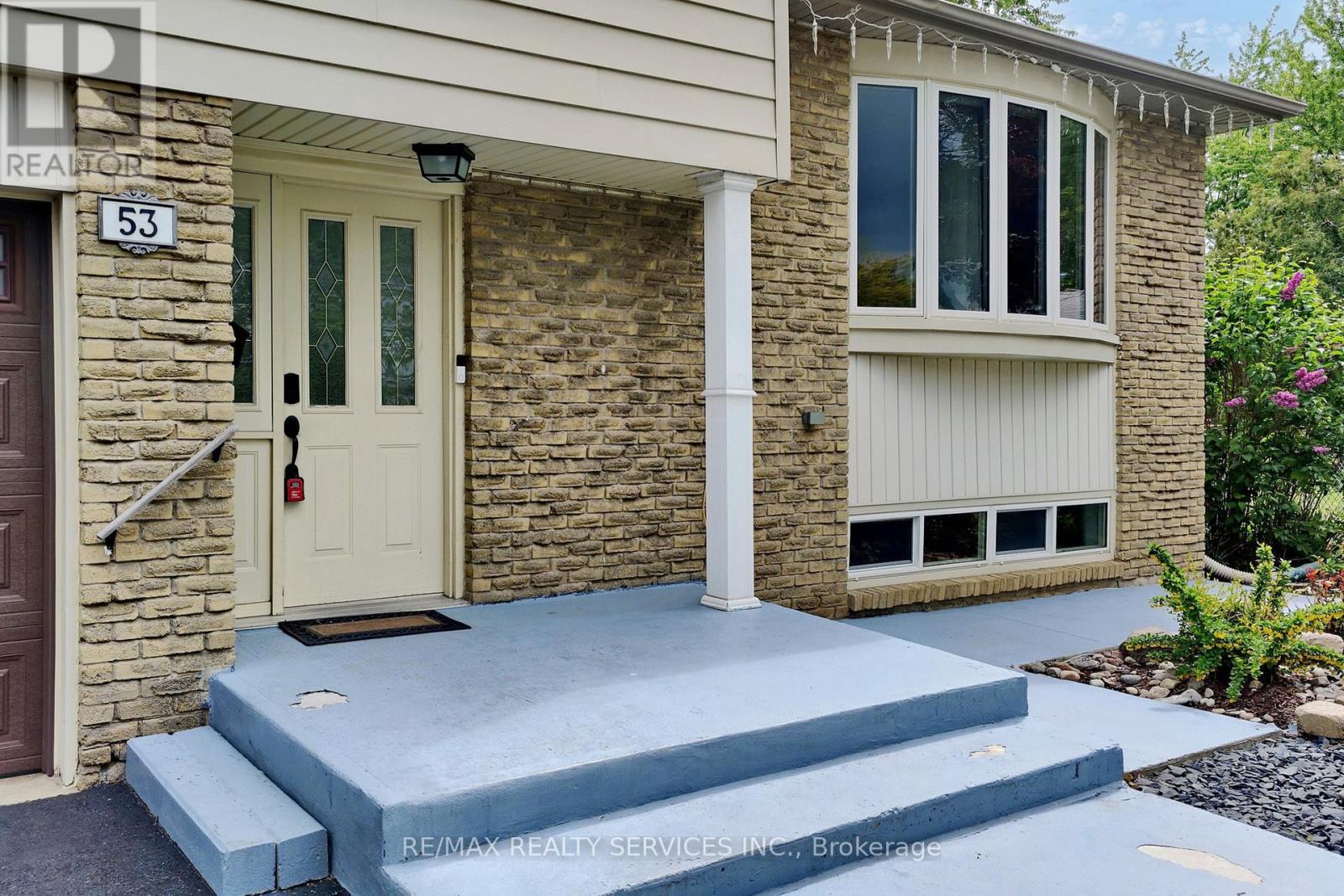 53 Geneva Crescent, Brampton, Ontario  L6S 1K7 - Photo 2 - W13018422