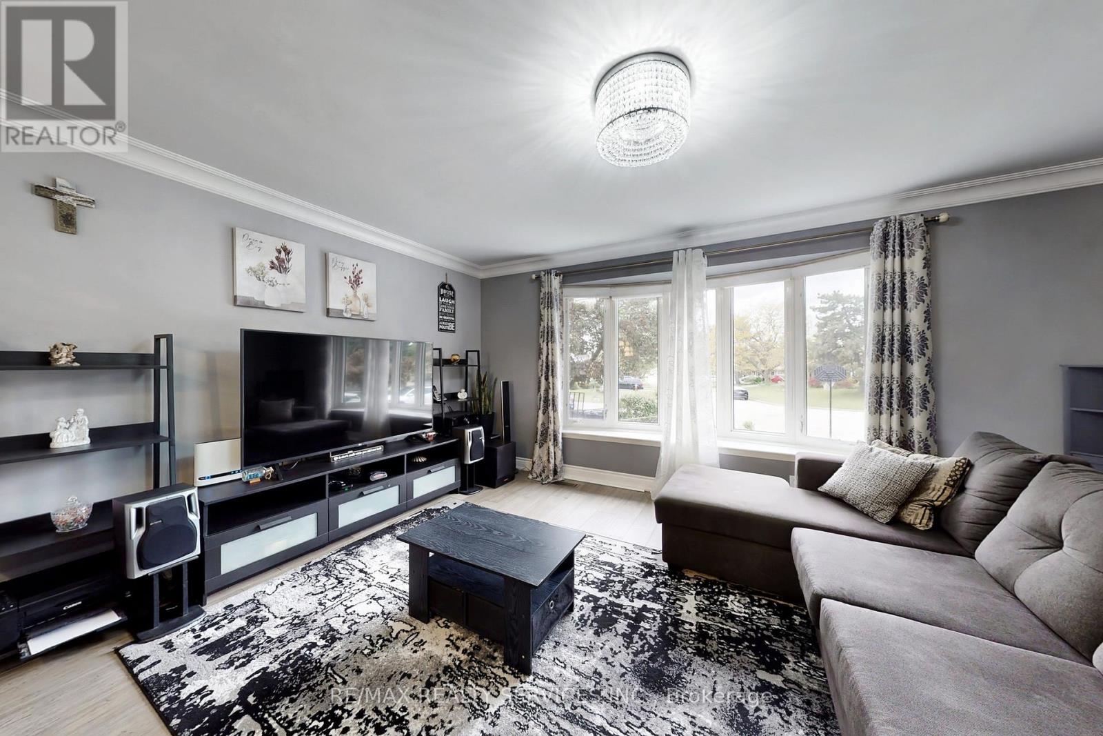 53 Geneva Crescent, Brampton, Ontario  L6S 1K7 - Photo 5 - W13018422