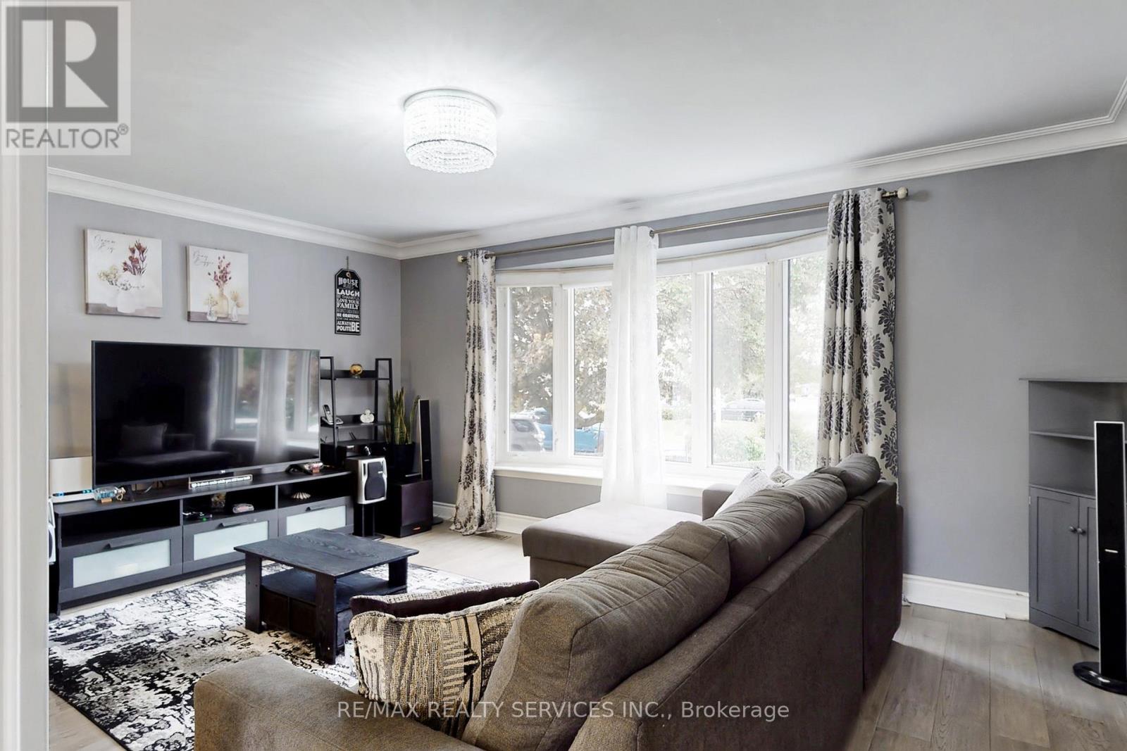 53 Geneva Crescent, Brampton, Ontario  L6S 1K7 - Photo 6 - W13018422