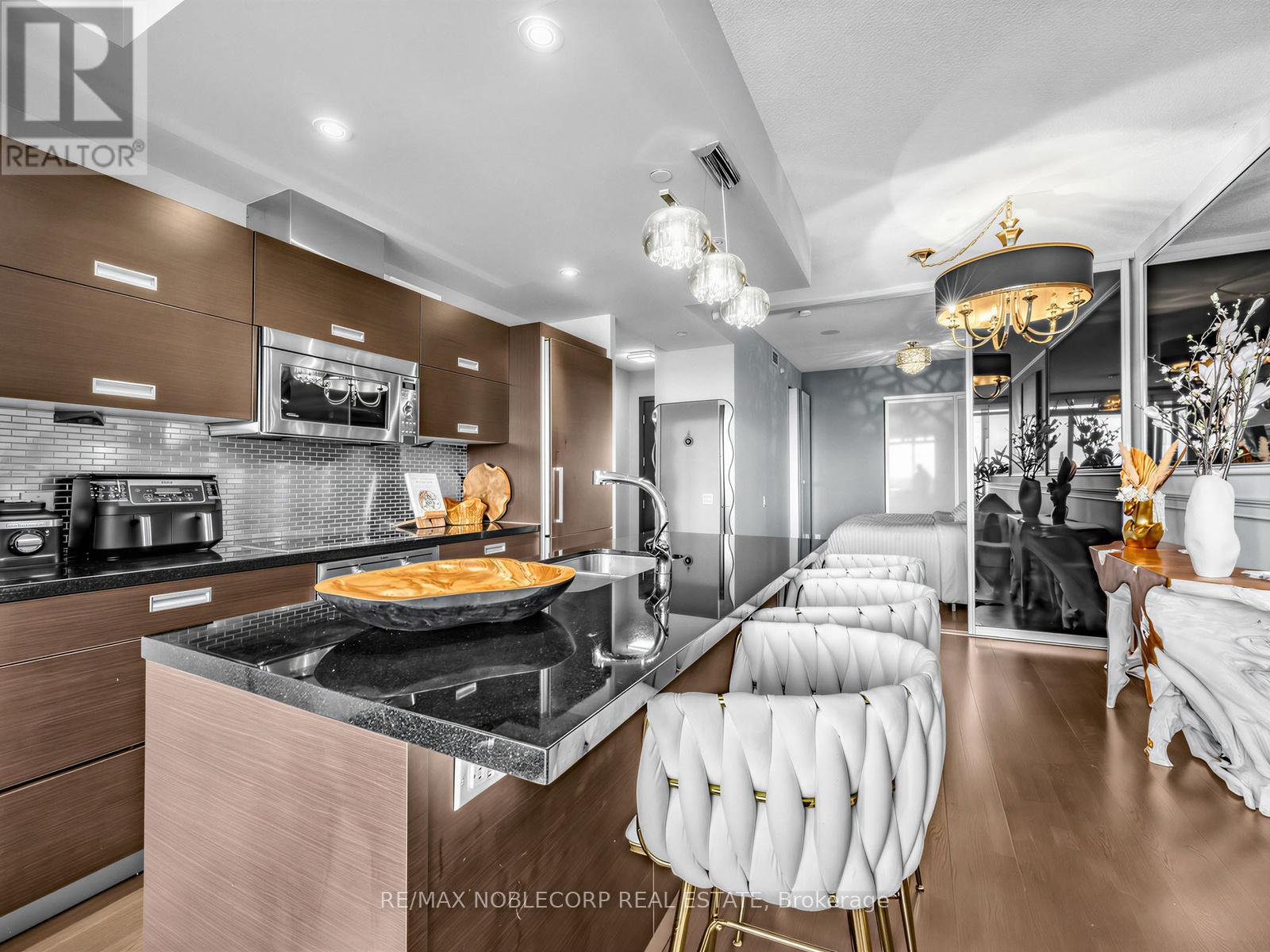 2212 - 88 Park Lawn Road, Toronto, Ontario  M8Y 0B5 - Photo 13 - W12917460