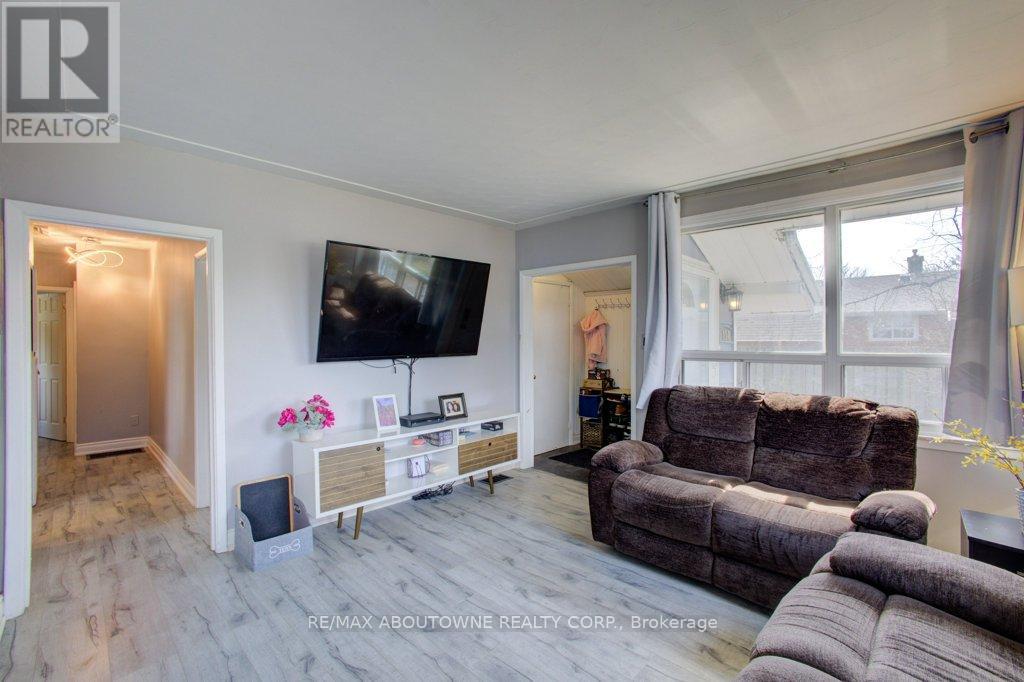 114 Ringwood Road, Oakville, Ontario  L6H 1K2 - Photo 6 - W12981408