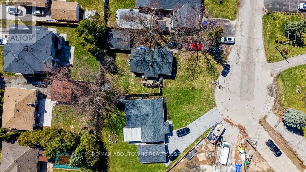 114 Ringwood Road, Oakville, Ontario  L6H 1K2 - Photo 17 - W12981408