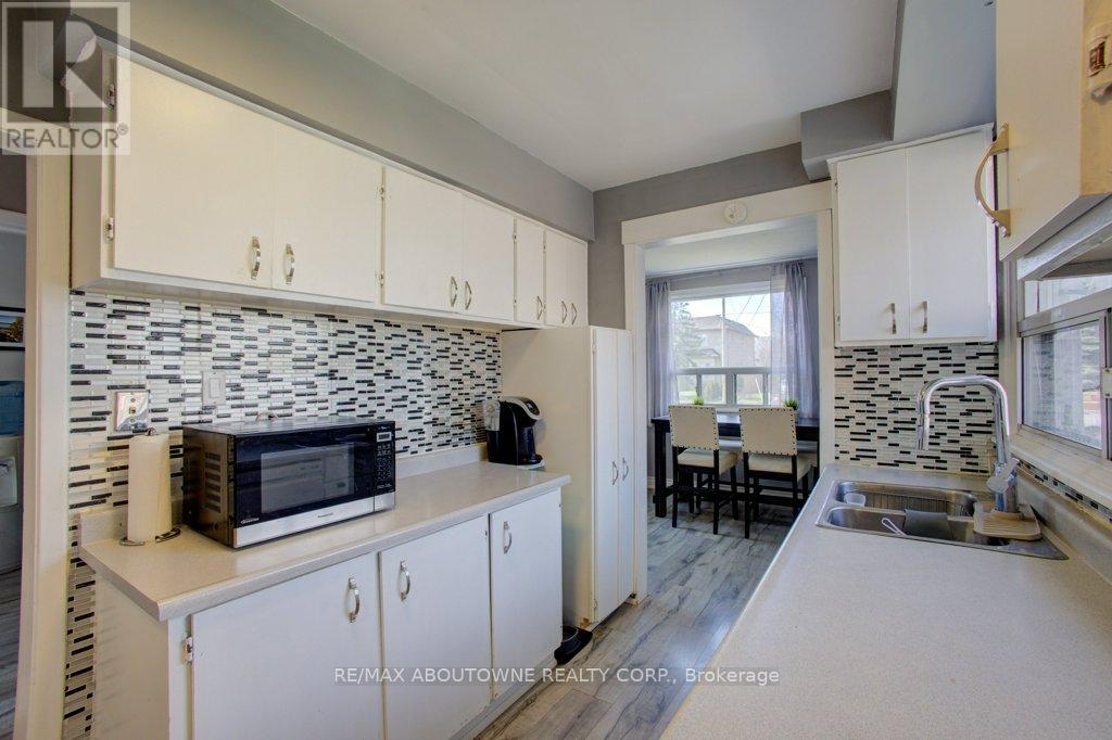 114 Ringwood Road, Oakville, Ontario  L6H 1K2 - Photo 10 - W12981408