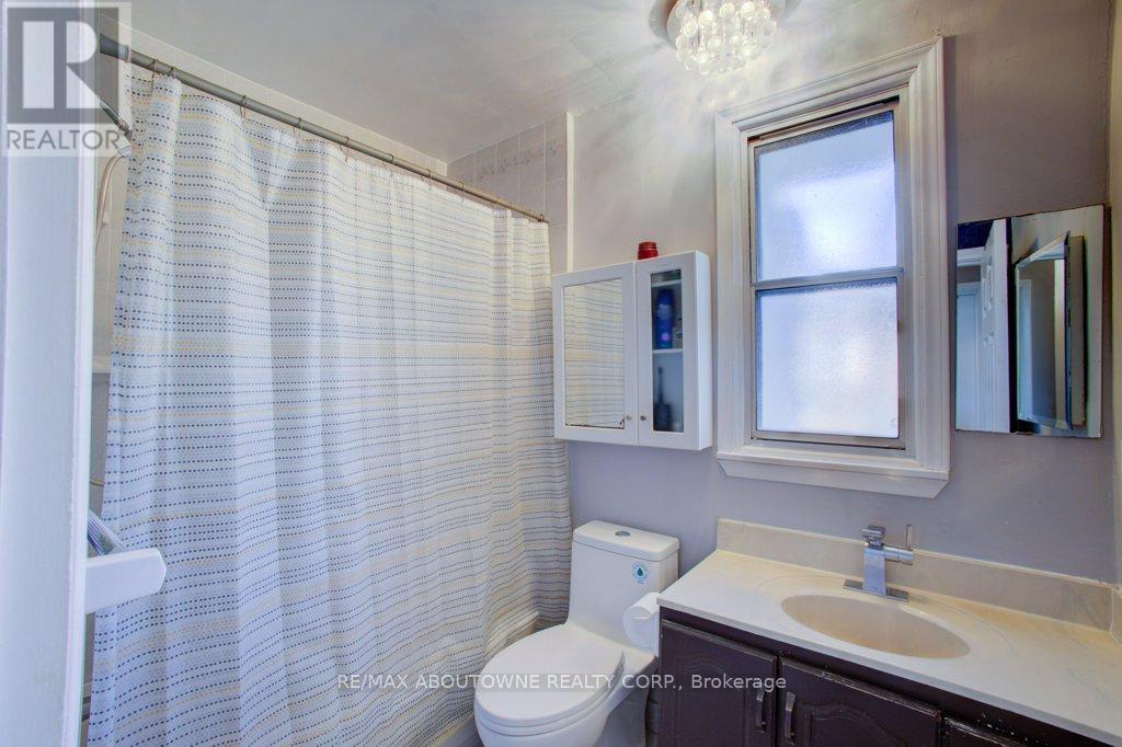 114 Ringwood Road, Oakville, Ontario  L6H 1K2 - Photo 11 - W12981408