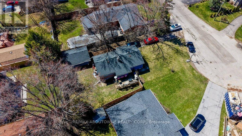 114 Ringwood Road, Oakville, Ontario  L6H 1K2 - Photo 4 - W12981408