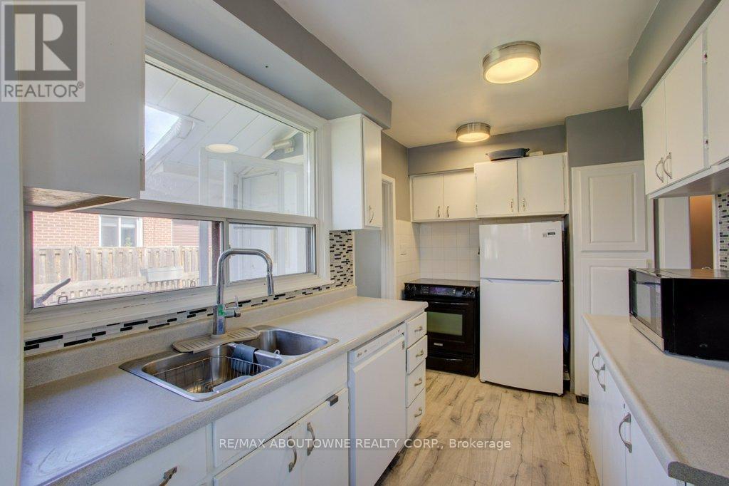 114 Ringwood Road, Oakville, Ontario  L6H 1K2 - Photo 9 - W12981408