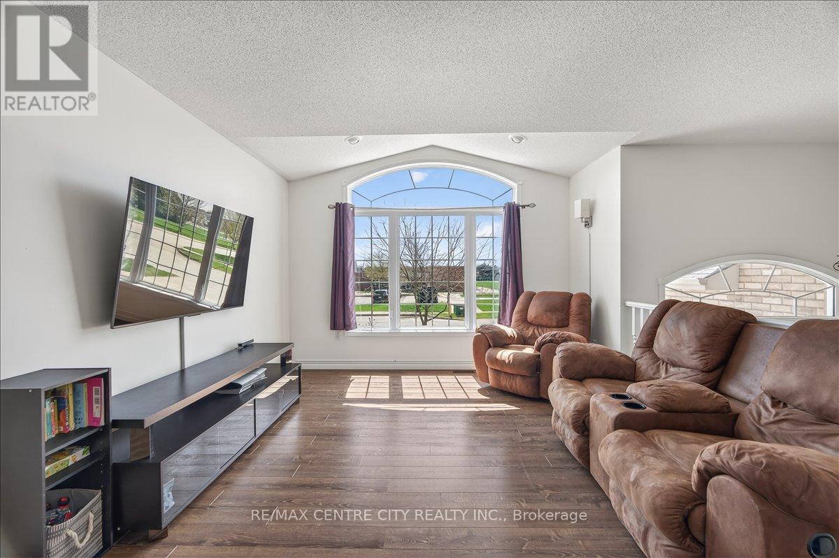 71 Middlesex Drive, Strathroy-Caradoc, Ontario  N7G 4G5 - Photo 8 - X13018538