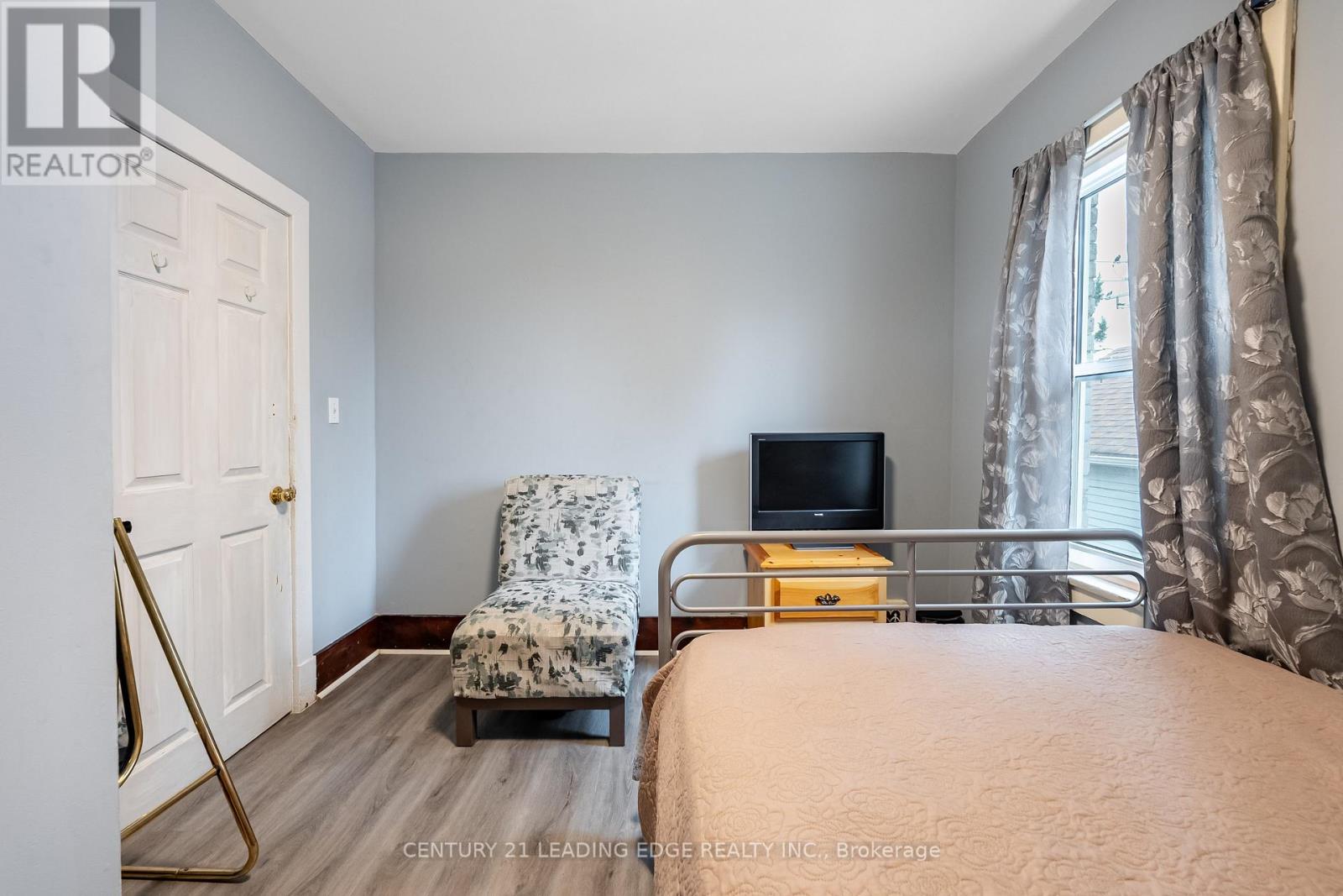 38 Goldwin Avenue, Toronto, Ontario  M6M 2C4 - Photo 17 - W12966106