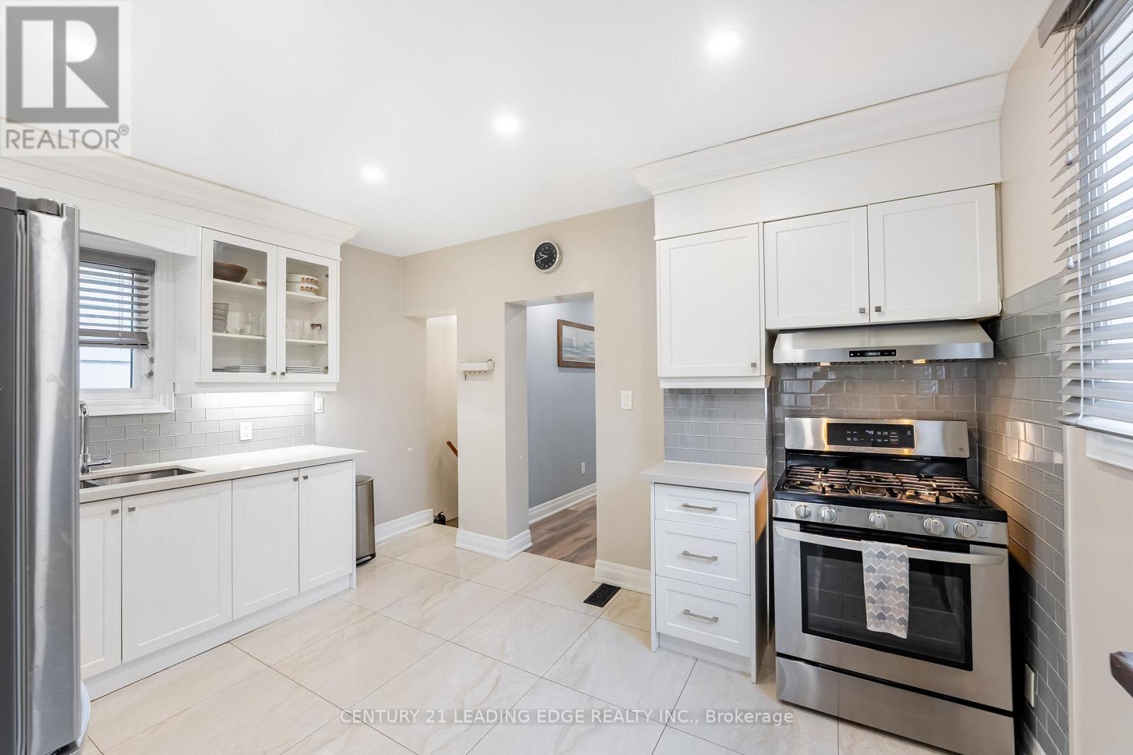 38 Goldwin Avenue, Toronto, Ontario  M6M 2C4 - Photo 14 - W12966106