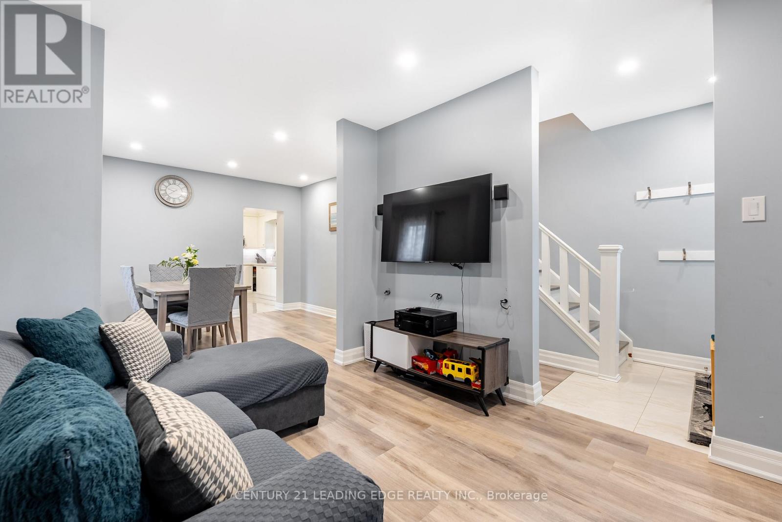 38 Goldwin Avenue, Toronto, Ontario  M6M 2C4 - Photo 6 - W12966106