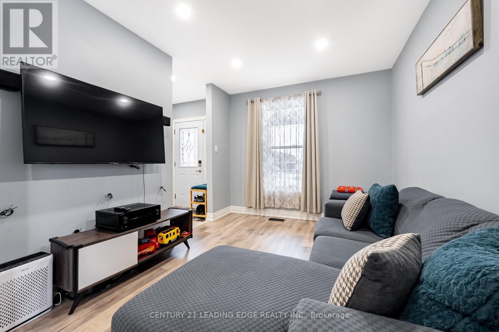 38 Goldwin Avenue, Toronto, Ontario  M6M 2C4 - Photo 7 - W12966106