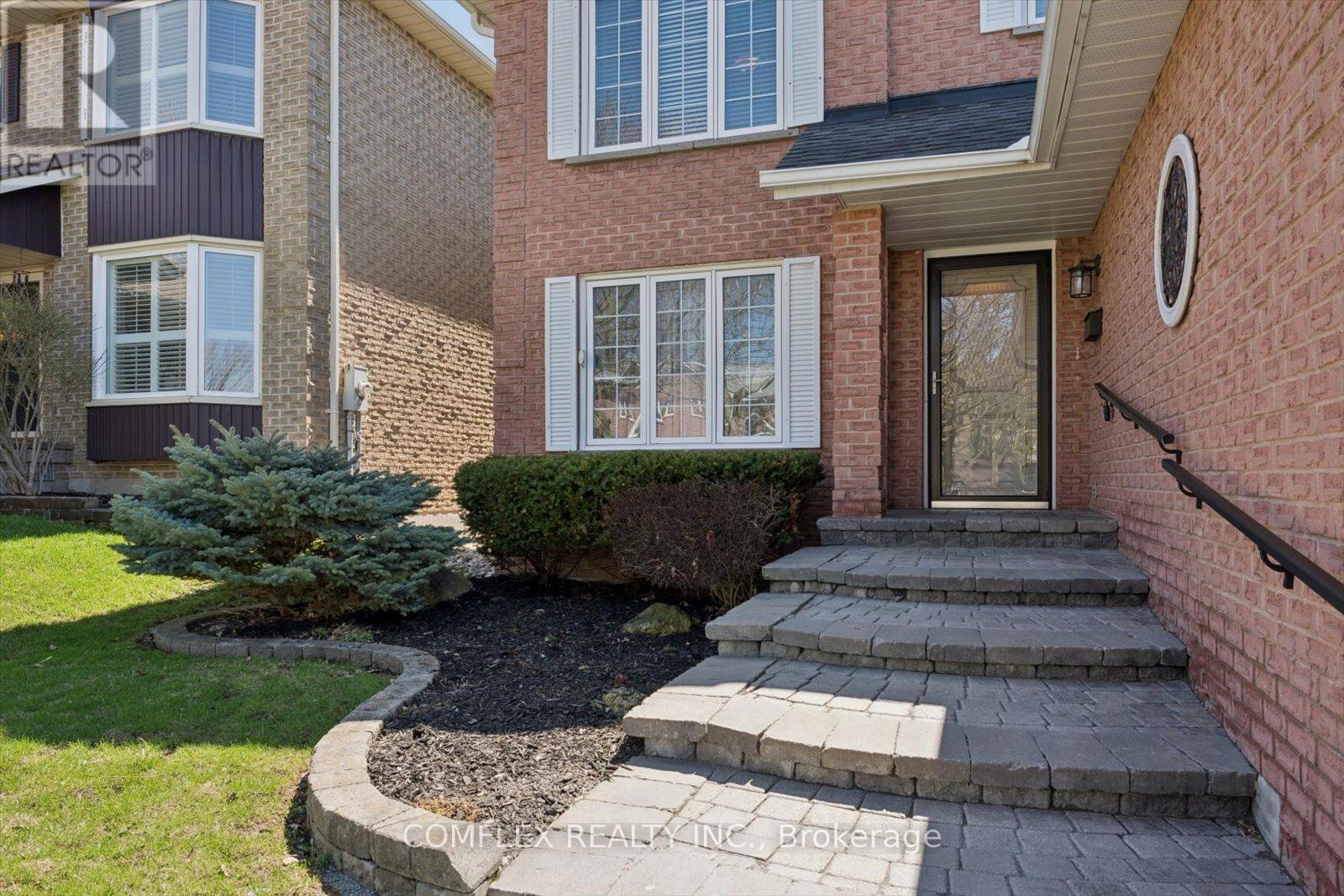 43 Waywell Street, Whitby, Ontario  L1N 8P4 - Photo 4 - E13018530