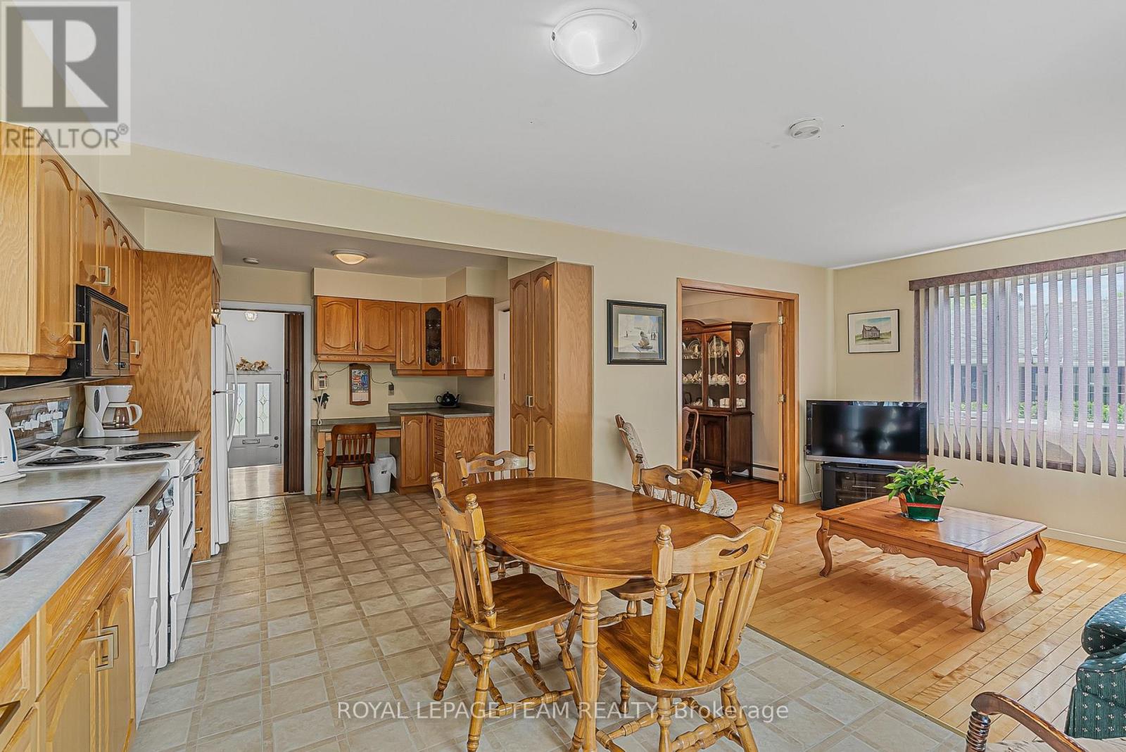 1166 Castle Hill Crescent, Ottawa, Ontario  K2C 2A8 - Photo 6 - X12791440