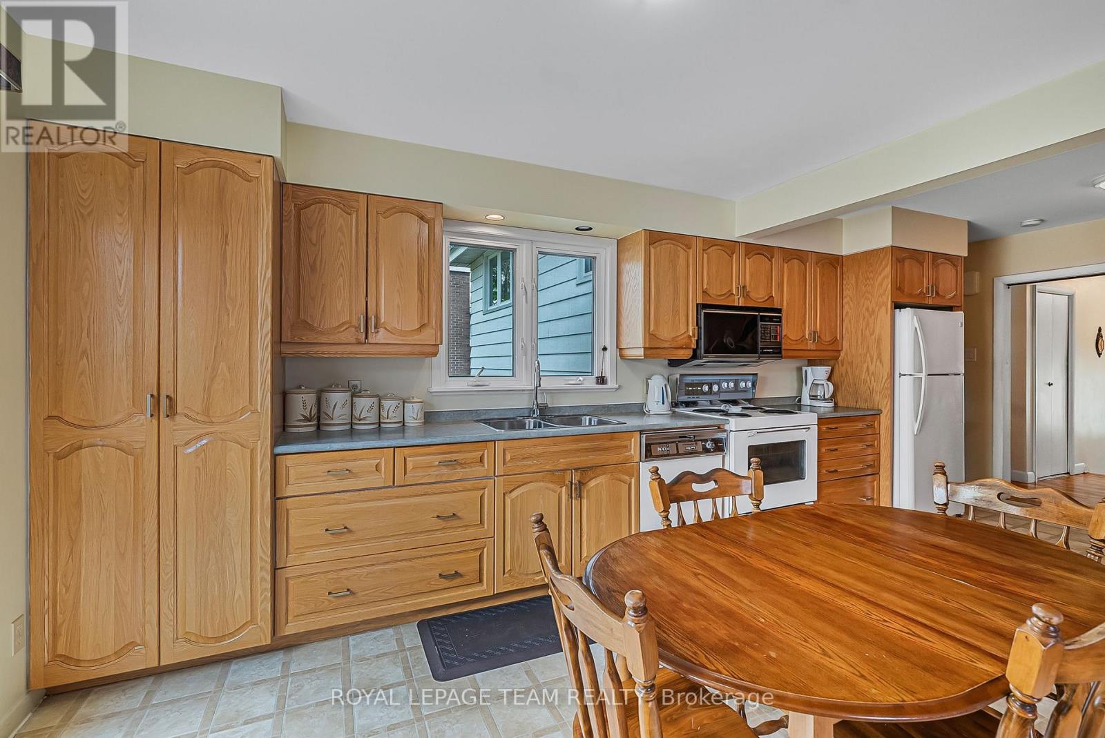 1166 Castle Hill Crescent, Ottawa, Ontario  K2C 2A8 - Photo 4 - X12791440