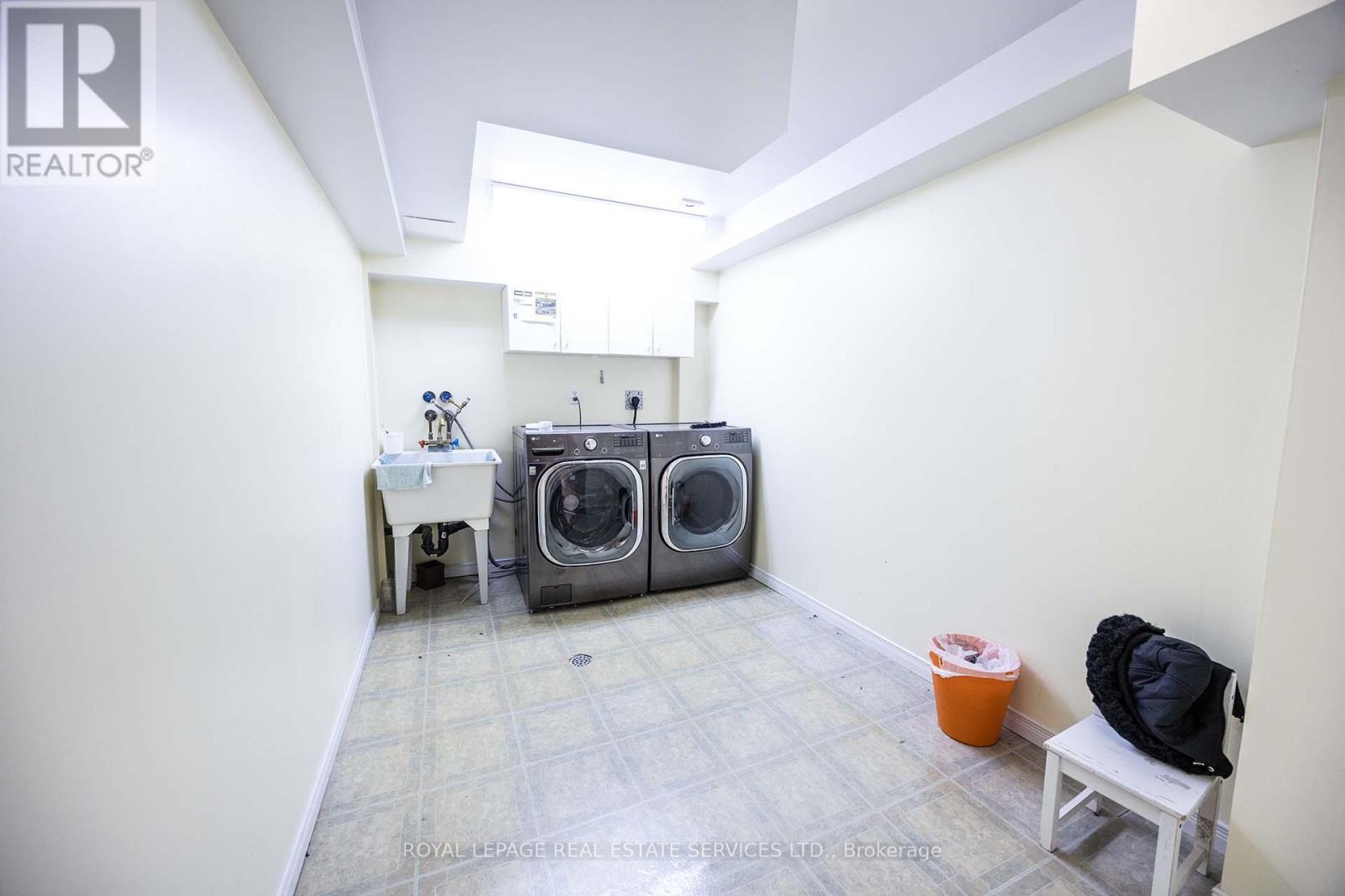 753 Village Green Boulevard, Mississauga, Ontario  L5E 3K2 - Photo 18 - W12995210